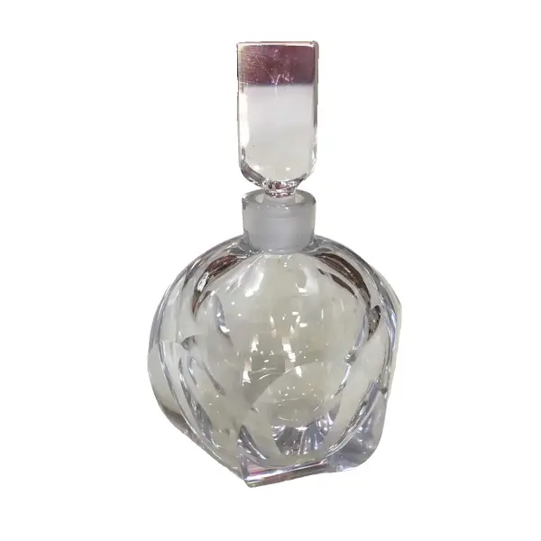 Foto de um(a) Antigo Frasco Perfumeiro Art Deco Em Cristal Suíço Orrefors, da categoria de Perfumeiros. Antigo e imponente perfumeiro lapidado à mão, lapidação dedão, legítimo cristal suíço orrefors, período Art Deco. Década de... Vendido no marketplace Trésors.