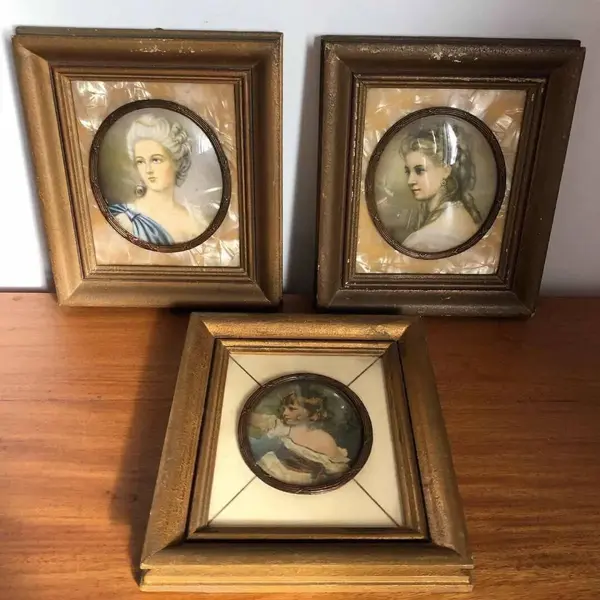 Foto de um(a) Antigos Finos Quadrinhos Camafeus Portrait Italianas, da categoria de Gravuras. Conjunto com 03 antigos quadrinhos camafeus, com gravura italiana antiga, moldura em madeira dourada, com paspatur em... Mostrado de uma perspectiva diferente. Vendido no marketplace Trésors.