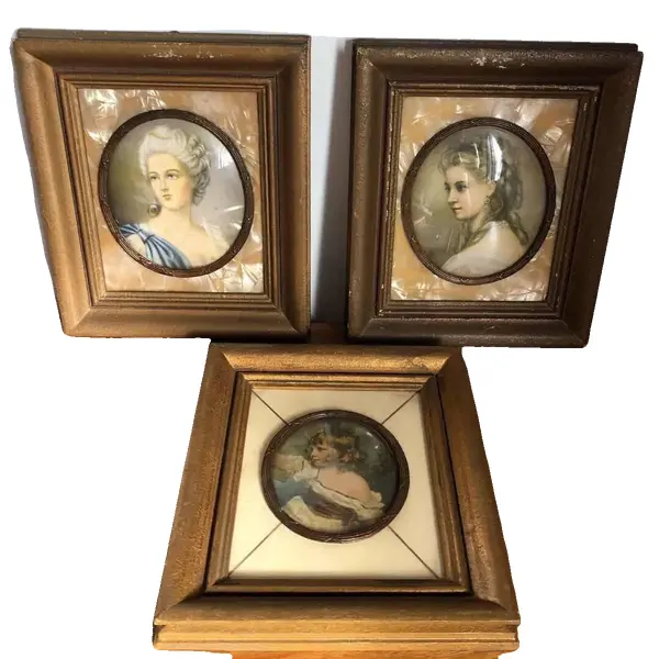 Foto de um(a) Antigos Finos Quadrinhos Camafeus Portrait Italianas, da categoria de Gravuras. Conjunto com 03 antigos quadrinhos camafeus, com gravura italiana antiga, moldura em madeira dourada, com paspatur em... Vendido no marketplace Trésors.
