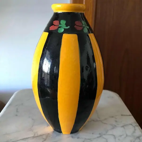Foto de um(a) Antigo Vaso Art Deco Cerâmica Artística Francesa Pintado Mao, da categoria de Vasos. Vaso em cerâmica artística francesa, pintado à mão, período Art Deco. Início do século XX. Altura 17cm Circunferência 30cm. Mostrado de uma perspectiva diferente. Vendido no marketplace Trésors.
