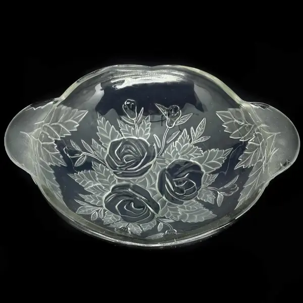 Foto de um(a) Antigo Centro De Mesa Saladeira Vidro Francês Satiné Artdeco, da categoria de Centro de mesa. Antigo centro de mesa/saladeira em vidro francês, linda decoração floral em satiné. Uma bela peça, muito versátil, pode ser... Mostrado de uma perspectiva diferente. Vendido no marketplace Trésors.