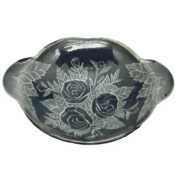 Foto de um(a) Antigo Centro De Mesa Saladeira Vidro Francês Satiné Artdeco, da categoria de Centro de mesa. Antigo centro de mesa/saladeira em vidro francês, linda decoração floral em satiné. Uma bela peça, muito versátil, pode ser... Vendido no marketplace Trésors.