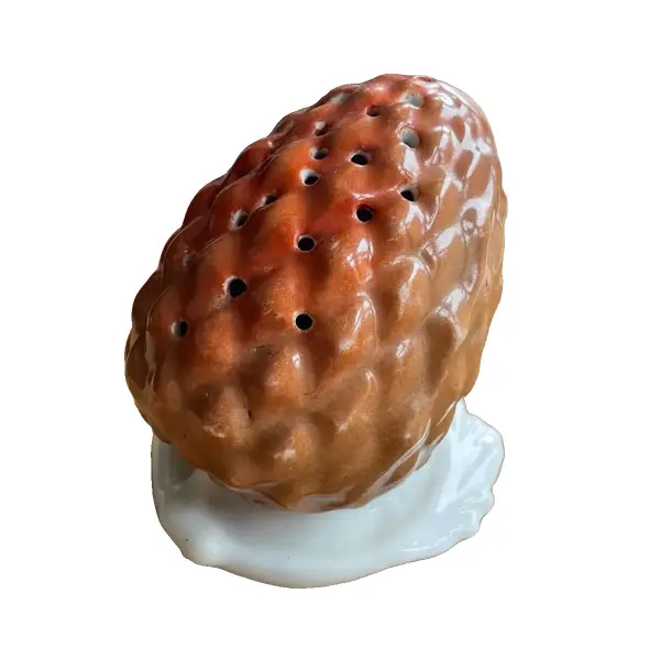Foto de um(a) Antigo Raro Paliteiro De Coleção Em Majólica Alemã, da categoria de Paliteiros. Antigo paliteiro artístico em majólica/porcelana alemã. Muito decorativo e colecionável. Início do século XX.Medidas 9x9cm. Vendido no marketplace Trésors.