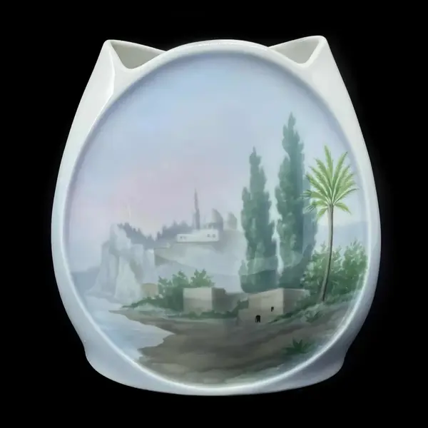 Foto de um(a) Antigo Raro Vaso Jarro Art Deco Em Porcelana Alemã Kaestner, da categoria de Vasos. Kaestner. Antigo e raro vaso em porcelana artística alemã, linda decoração e um formato super diferente. Período Art... Mostrado de uma perspectiva diferente. Vendido no marketplace Trésors.