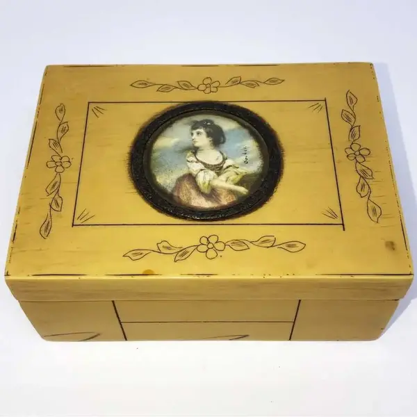Foto de um(a) Antiga Fina Caixa Porta Jóias Francês Art Deco Mini Portrait, da categoria de Cestos e Caixas. Antiga e delicada caixa porta jóias, em baquelita no tom marfim, com pintura floral, e medalhão de miniatura portrait,... Mostrado de uma perspectiva diferente. Vendido no marketplace Trésors.