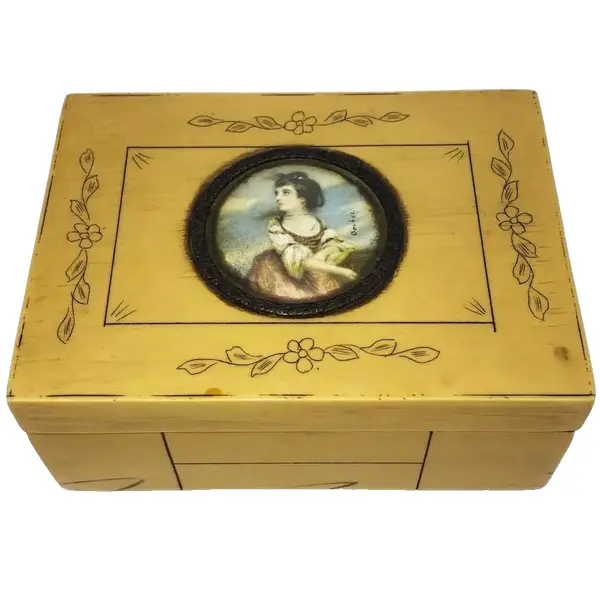 Foto de um(a) Antiga Fina Caixa Porta Jóias Francês Art Deco Mini Portrait, da categoria de Cestos e Caixas. Antiga e delicada caixa porta jóias, em baquelita no tom marfim, com pintura floral, e medalhão de miniatura portrait,... Vendido no marketplace Trésors.