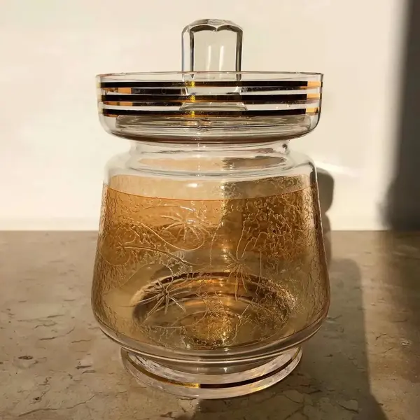 Foto de um(a) Antiga Caixa Biscoiteira Bomboniere Art Deco Cristal France, da categoria de Garrafas, potes e jarros. Antiga bomboniere, caixa biscoiteira em cristal lapidado à mão, linda decoração de folhas em relevo, acabamento com fios de... Mostrado de uma perspectiva diferente. Vendido no marketplace Trésors.