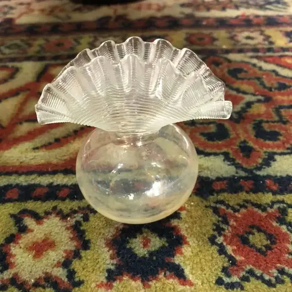 Foto de um(a) Antigo Pequeno Vasinho De Coleção Cristal Veneziano Crespo, da categoria de Vasos. Antigo vasinho de coleção em cristal veneziano, com a borda plissada. Perfeitinho. Peça muito antiga e bem conservada,... Mostrado de uma perspectiva diferente. Vendido no marketplace Trésors.