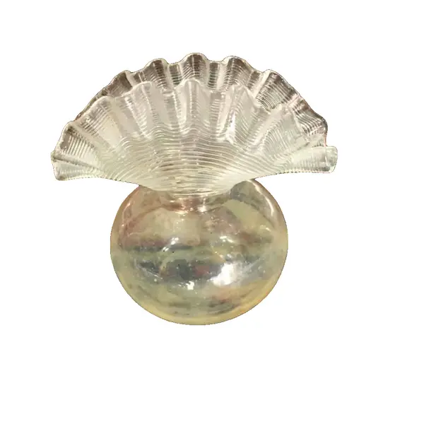 Foto de um(a) Antigo Pequeno Vasinho De Coleção Cristal Veneziano Crespo, da categoria de Vasos. Antigo vasinho de coleção em cristal veneziano, com a borda plissada. Perfeitinho. Peça muito antiga e bem conservada,... Vendido no marketplace Trésors.