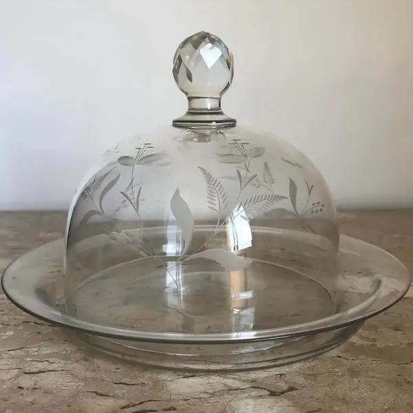 Foto de um(a) Antiga Fina Queijeira Boleira Cristal Francês Lapidada À Mão, da categoria de Garrafas, potes e jarros. Antiga e rara queijeira em finíssimo cristal francês, toda lapidada à mão com desenhos de folhas e flores. Início do século... Mostrado de uma perspectiva diferente. Vendido no marketplace Trésors.