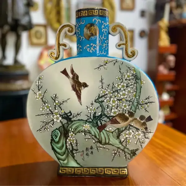 Foto de um(a) Antigo Raro Vaso Oriental Porcelana Japonesa Pintado À Mão, da categoria de Vasos. Antigo e grande vaso oriental em porcelana artística, peça toda pintada à mão com decoração de pássaros e flores. Cada lado... Mostrado de uma perspectiva diferente. Vendido no marketplace Trésors.