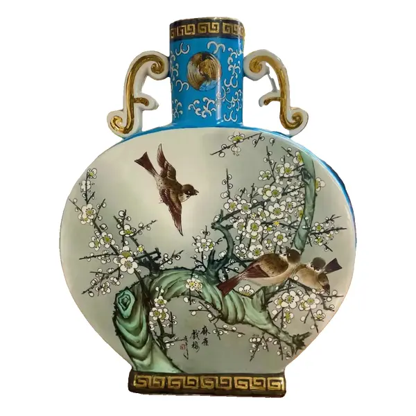 Foto de um(a) Antigo Raro Vaso Oriental Porcelana Japonesa Pintado À Mão, da categoria de Vasos. Antigo e grande vaso oriental em porcelana artística, peça toda pintada à mão com decoração de pássaros e flores. Cada lado... Vendido no marketplace Trésors.