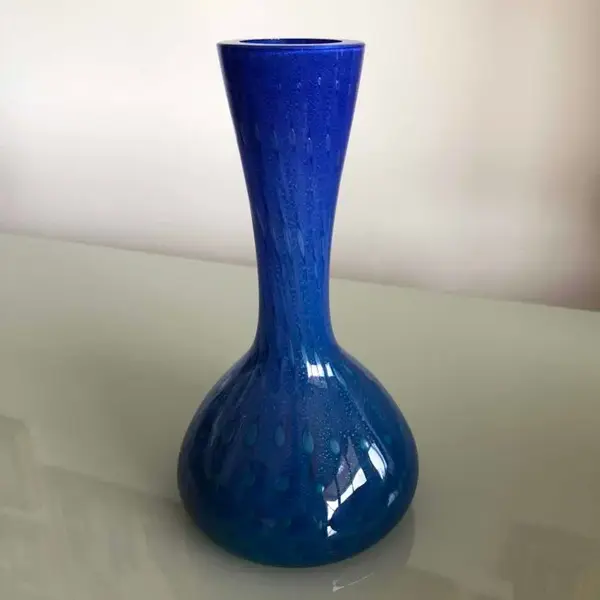 Foto de um(a) Antigo Lindo Jarro Vaso Solitário Em Murano Italiano Azul, da categoria de Vasos. Lindo vaso em Murano italiano feito à mão. Peça imponente.Período Art Deco. Cores vivas e brilhantes, muito decorativo. ... Mostrado de uma perspectiva diferente. Vendido no marketplace Trésors.