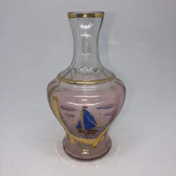 Foto de um(a) Antigo Vaso Art Deco Em Vidro Veneziano Pintado À Mão, da categoria de Vasos. Antigo vaso art deco em vidro veneziano pintado à mão, com filetes em ouro. Impecável. Altura 20cm. Mostrado de uma perspectiva diferente. Vendido no marketplace Trésors.