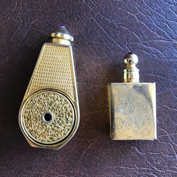 Foto de um(a) Antigo Par De Perfumeiros De Viagem Em Metal Dourado Fenced, da categoria de Perfumeiros. Item de colecionador. Mostrado de uma perspectiva diferente. Vendido no marketplace Trésors.