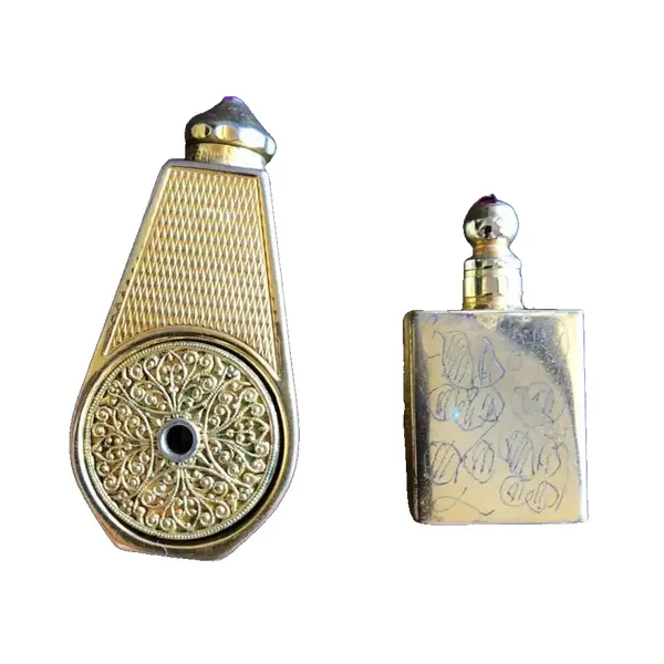 Foto de um(a) Antigo Par De Perfumeiros De Viagem Em Metal Dourado Fenced, da categoria de Perfumeiros. Item de colecionador. Vendido no marketplace Trésors.