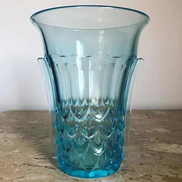 Foto de um(a) Antigo Vaso Art Deco Libochovice Glass Cristal Tcheco, da categoria de Vasos. Libochovice Glass. Antigo vaso em vidro artístico, da famosa manufatura tcheca Libochovice Glass. Década de 1930/40. Período... Mostrado de uma perspectiva diferente. Vendido no marketplace Trésors.