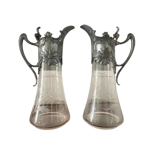 Foto de um(a) Antigo Raro Par De Jarras Claret Jug Cristal Art Nouveau Wmf, da categoria de Garrafas, potes e jarros. WMF. Antigo e raro par de grandes jarras Claret jug em cristal alemão lapidadas à mão, linda decoração floral em relevo.... Vendido no marketplace Trésors.
