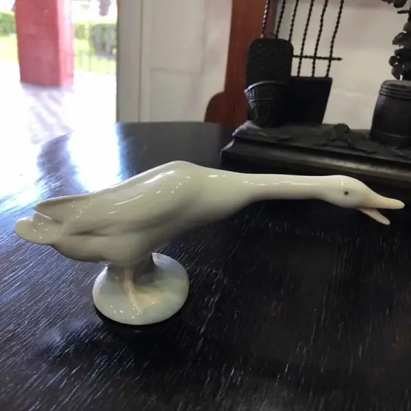 Foto de um(a) Antiga Linda Escultura De Pato Porcelana Espanhola Lladró, da categoria de Escultura. Lladró. Linda escultura representando pato em movimento, feito à mão, em finíssima porcelana espanhola, da famosa manufatura... Mostrado de uma perspectiva diferente. Vendido no marketplace Trésors.