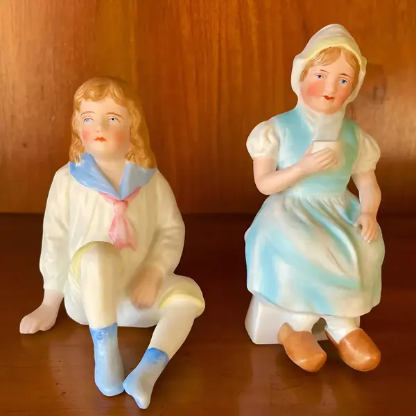Foto de um(a) Antigos Bibelôs Colecionáveis Esculturas Biscuit Francês, da categoria de Escultura. Antigos e pequenos bibelôs artísticos feitos à mão em biscuit francês. Bastante riqueza de detalhes. A pintura também é... Mostrado de uma perspectiva diferente. Vendido no marketplace Trésors.