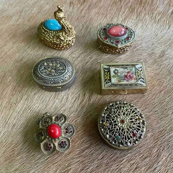 Foto de um(a) Antiga Coleção 6 Especiais Caixinhas Douradas Européias, da categoria de Outros colecionáveis. Antiga e especial coleção com 6 caixinhas antigas, em metal dourado e pedras. Meados do século XX. Mostrado de uma perspectiva diferente. Vendido no marketplace Trésors.