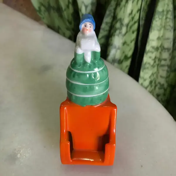 Foto de um(a) Antiga Pequena Escultura Art Deco Porta Cartões Porcelana, da categoria de Escultura. Rara peça em porcelana alemã do início do século XX. Período Art Deco Em perfeito estado de conservaçãoMedida 13cm. Mostrado de uma perspectiva diferente. Vendido no marketplace Trésors.