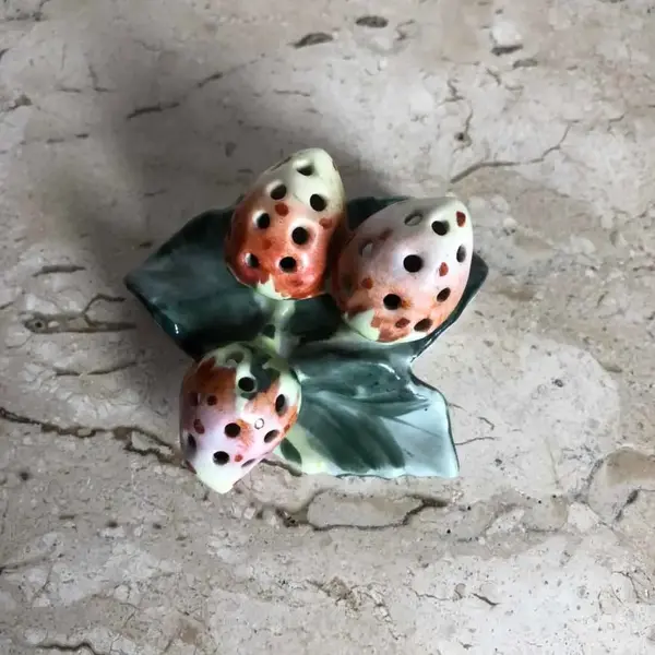 Foto de um(a) Antigo Paliteiro De Coleção Com Morangos Em Porcelana Alemã, da categoria de Paliteiros. Linda peça de coleção, feita e pintada à mão.Medida 9cm. Mostrado de uma perspectiva diferente. Vendido no marketplace Trésors.