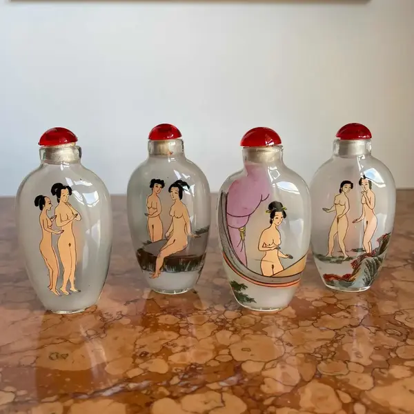 Foto de um(a) Antigos Raros Perfumeiros Snuff Bottle Eróticos Orientais, da categoria de Perfumeiros. Snuff Bottle, antigos frascos/perfumeiros orientais delicadamente pintados à mão, cada lado da peça tem uma decoração... Mostrado de uma perspectiva diferente. Vendido no marketplace Trésors.
