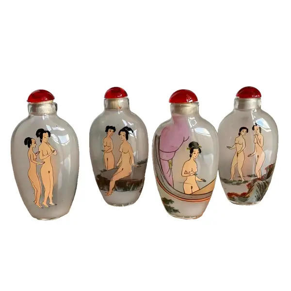 Foto de um(a) Antigos Raros Perfumeiros Snuff Bottle Eróticos Orientais, da categoria de Perfumeiros. Snuff Bottle, antigos frascos/perfumeiros orientais delicadamente pintados à mão, cada lado da peça tem uma decoração... Vendido no marketplace Trésors.