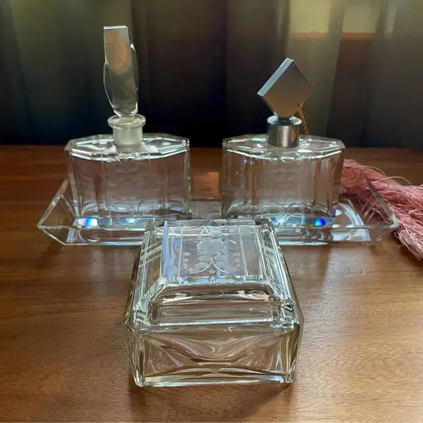 Foto de um(a) Antigo Conjunto Toucador Perfumeiros Cristal Francês A Deco, da categoria de Perfumeiros. Antigo e finíssimo conjunto de toucador para toilette composto por dois perfumeiros, uma caixa pozeira/porta jóias e uma... Mostrado de uma perspectiva diferente. Vendido no marketplace Trésors.