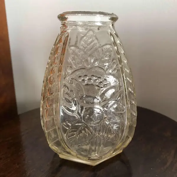 Foto de um(a) Antigo Vaso Sextavado Art Deco Em Vidro Francês, da categoria de Vasos. Antigo vaso Art Deco em vidro francês. Em perfeito estado de conservação. Altura 14cm Circunferência 28cm. Mostrado de uma perspectiva diferente. Vendido no marketplace Trésors.
