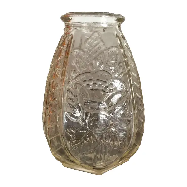 Foto de um(a) Antigo Vaso Sextavado Art Deco Em Vidro Francês, da categoria de Vasos. Antigo vaso Art Deco em vidro francês. Em perfeito estado de conservação. Altura 14cm Circunferência 28cm. Vendido no marketplace Trésors.