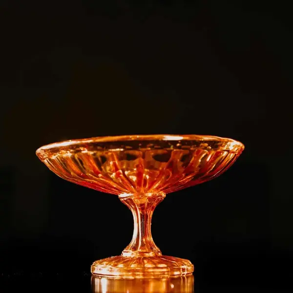 Foto de um(a) Antiga Fruteira Boleira Centro De Mesa Vidro Carnival Glass, da categoria de Centro de mesa. Antiga e rara fruteira em vidro fogo, dito Carnival Glass. Além de ser decorativas, são muito colecionáveis, e está cada vez... Mostrado de uma perspectiva diferente. Vendido no marketplace Trésors.