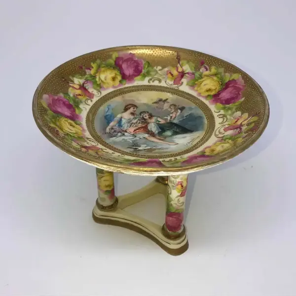 Foto de um(a) Antigo Raro Porta Cartões Porcelana Alemã Art Nouveau, da categoria de Outros objetos decorativos. Antiga fruteira, centro de mesa, porta cartões, peça super versátil, em porcelana artista alemã. Belíssima e rica decoração... Mostrado de uma perspectiva diferente. Vendido no marketplace Trésors.