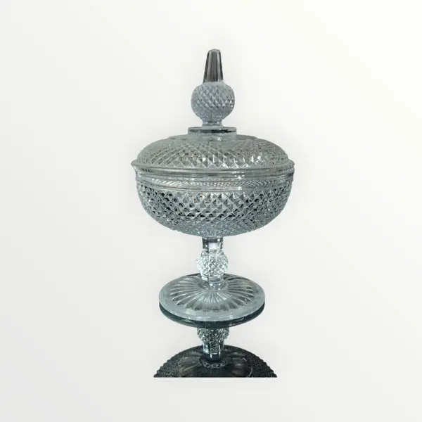 Foto de um(a) Compoteira bico de jaca, da categoria de Garrafas, potes e jarros. Bico de jaca - compoteira ou bomboniere em excelente manufatura e ótimo estado. ideal para decorar e armazenar doces,... Mostrado de uma perspectiva diferente. Vendido no marketplace Trésors.