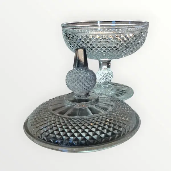 Foto de um(a) Compoteira bico de jaca, da categoria de Garrafas, potes e jarros. Bico de jaca - compoteira ou bomboniere em excelente manufatura e ótimo estado. ideal para decorar e armazenar doces,... Mostrado de uma perspectiva diferente. Vendido no marketplace Trésors.