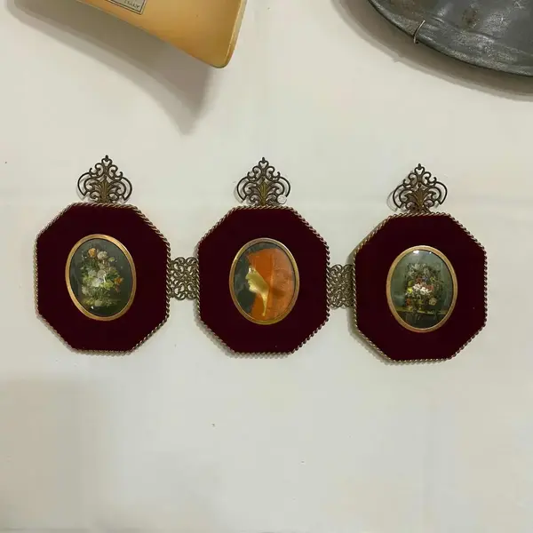 Foto de um(a) Antigo Quadrinho Tríptico Com Veludo Italiano E Bronze, da categoria de Porta retratos. Antigo e delicado quadrinho tríptico com moldura em bronze trabalhado e paspatur em veludo italiano. Todo original de época.... Mostrado de uma perspectiva diferente. Vendido no marketplace Trésors.