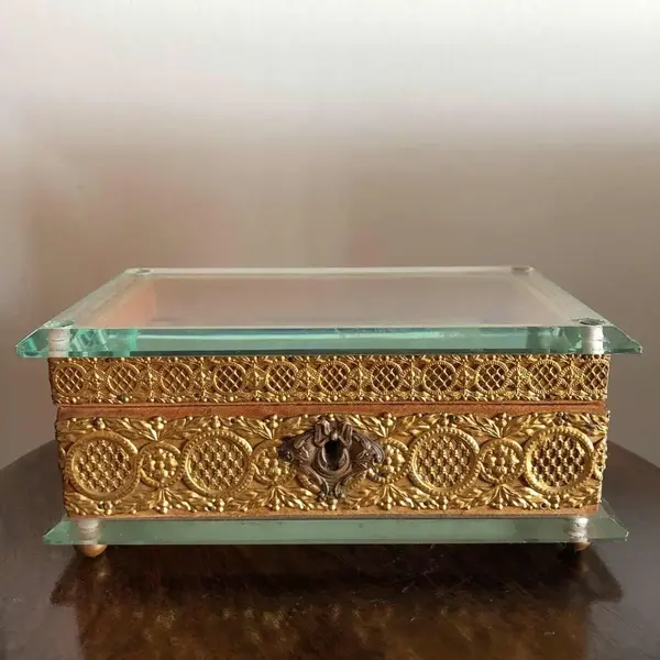 Foto de um(a) Antiga Caixa Porta Jóias Cristal Bisote Bronze Doré Império, da categoria de Porta-Jóias. Antiga e fina caixa porta-joias em cristal bisote, e armação em bronze doré, com banho de ouro. Estilo Império, Paris,... Mostrado de uma perspectiva diferente. Vendido no marketplace Trésors.