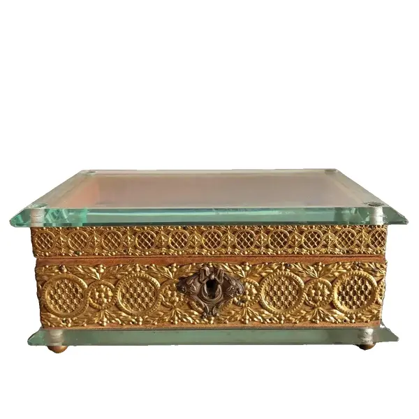 Foto de um(a) Antiga Caixa Porta Jóias Cristal Bisote Bronze Doré Império, da categoria de Porta-Jóias. Antiga e fina caixa porta-joias em cristal bisote, e armação em bronze doré, com banho de ouro. Estilo Império, Paris,... Vendido no marketplace Trésors.