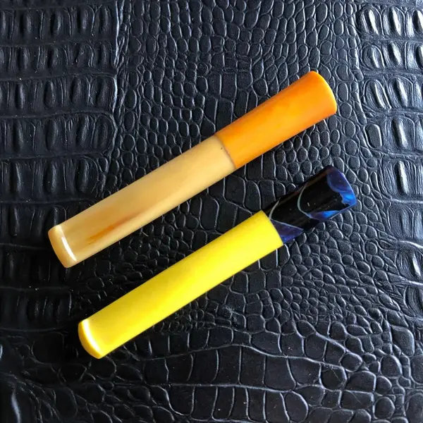 Foto de um(a) Antigo Raro Par De Piteiras Em Baquelita Art Deco, da categoria de Cigarreiras e piteiras. Período Art Deco. Muito colecionáveis. Sem garantia. Mostrado de uma perspectiva diferente. Vendido no marketplace Trésors.
