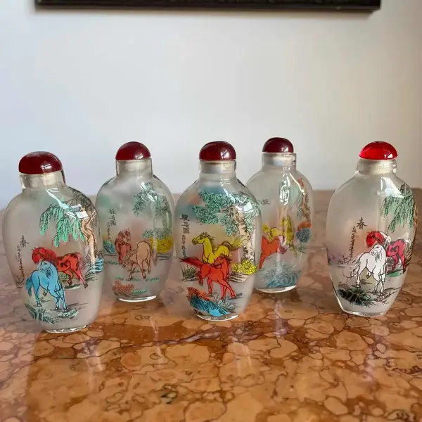 Foto de um(a) Antiga Rara Coleção 5 Perfumeiros Snuff Bottle Orientais, da categoria de Perfumeiros. Snuff Bottle, antigos frascos/perfumeiros orientais delicadamente pintados à mão, cada lado da peça tem uma decoração... Mostrado de uma perspectiva diferente. Vendido no marketplace Trésors.