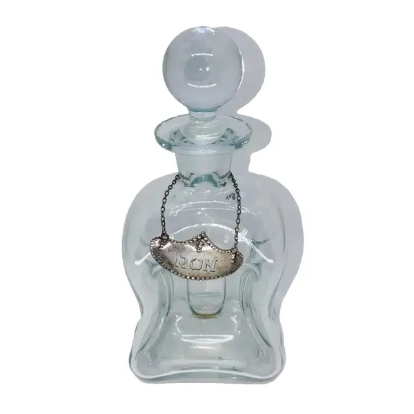Foto de um(a) Antiga Garrafa Licoreira Para Rum Cristal Francês Art Deco, da categoria de Garrafas. Antiga garrafa licoreira feita à mão em cristal francês, com diferente design torcido. Período Art Deco. Década de 1950.... Vendido no marketplace Trésors.