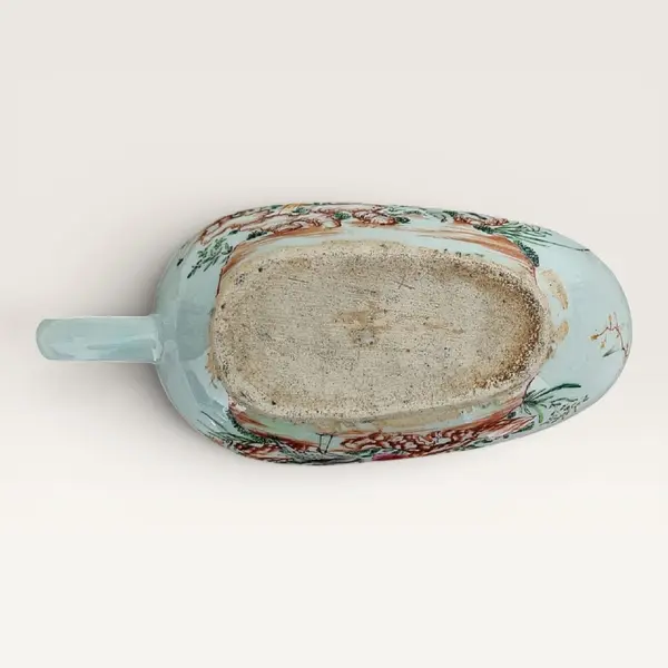 Foto de um(a) Antiga "Bourdaloue" em porcelana chinesa, da categoria de Cachepot. Bourdaloue, porcelana chinesa de exportação do século XVIII, com tampa original, decorada com flores estilizadas em esmaltes... Mostrado de uma perspectiva diferente. Vendido no marketplace Trésors.