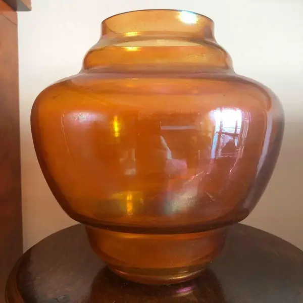 Foto de um(a) Antigo Grande Vaso Art Deco Vidro Americano Carnival Glass, da categoria de Vasos. Antigo vaso em vidro americano, carnival glass. Meados de 1960/70 Impecável.Altura 20cm Circunferência 60cm. Mostrado de uma perspectiva diferente. Vendido no marketplace Trésors.
