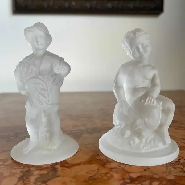 Foto de um(a) Antigo Par Pequenas Esculturas Em Cristal Tcheco Satiné, da categoria de Escultura. Bohemia Glass. Antigo e delicado par de pequenas esculturas feitas à mão em cristal Tcheco satiné. Com selo da manufatura na... Mostrado de uma perspectiva diferente. Vendido no marketplace Trésors.
