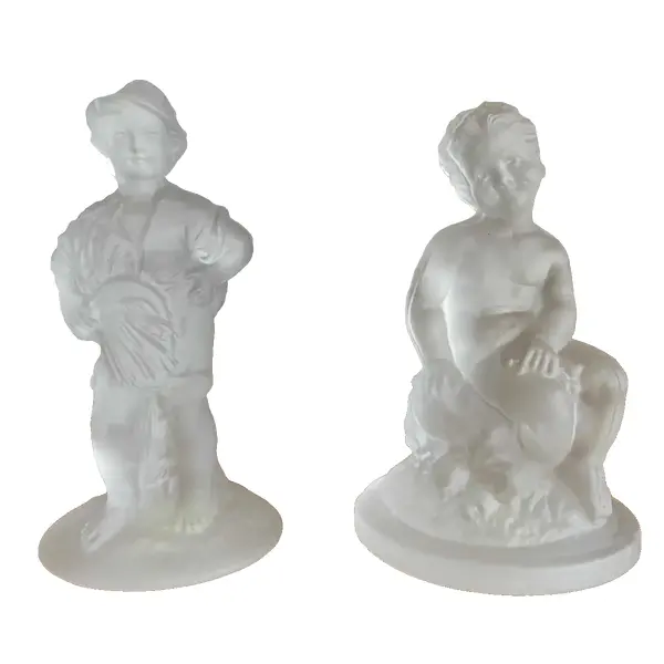 Foto de um(a) Antigo Par Pequenas Esculturas Em Cristal Tcheco Satiné, da categoria de Escultura. Bohemia Glass. Antigo e delicado par de pequenas esculturas feitas à mão em cristal Tcheco satiné. Com selo da manufatura na... Vendido no marketplace Trésors.