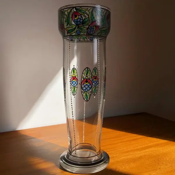 Foto de um(a) Antigo Lindo Vaso Art Deco Em Cristal Veneziano Pintado Mão, da categoria de Vasos. Antigo vaso em cristal veneziano com belíssima pintura feita à mão tipicamente do período Art Deco. Década de 1930. Medidas... Mostrado de uma perspectiva diferente. Vendido no marketplace Trésors.