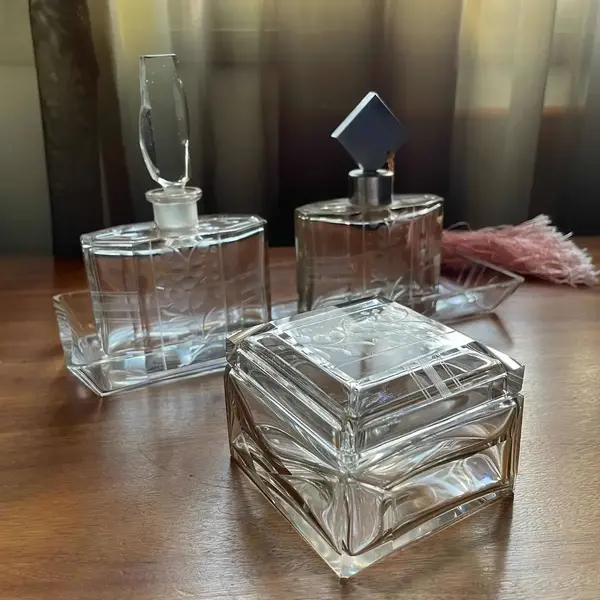 Foto de um(a) Antigo Conjunto Toucador Perfumeiros Cristal Francês A Deco, da categoria de Perfumeiros. Antigo e finíssimo conjunto de toucador para toilette composto por dois perfumeiros, uma caixa pozeira/porta jóias e uma... Mostrado de uma perspectiva diferente. Vendido no marketplace Trésors.