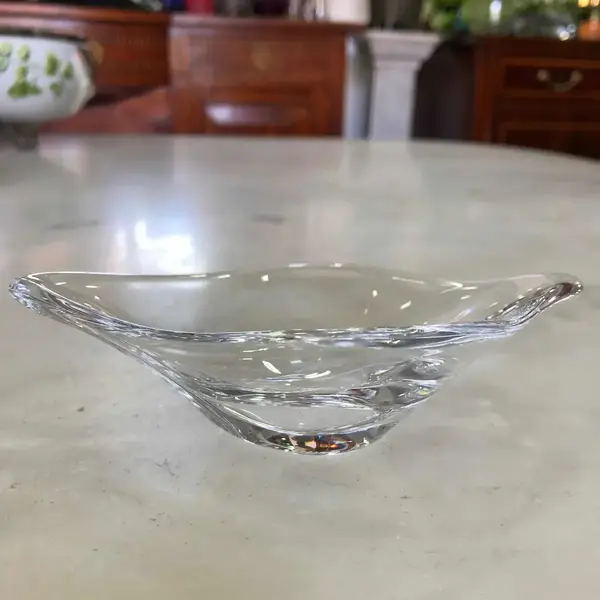 Foto de um(a) Antigo Bowl Enfeite Cristal Francês Daum Nancy Assinado, da categoria de Objetos decorativos. Impecável. Peça legítima e assinada. Altura 4cm Diâmetro 14cm. Mostrado de uma perspectiva diferente. Vendido no marketplace Trésors.