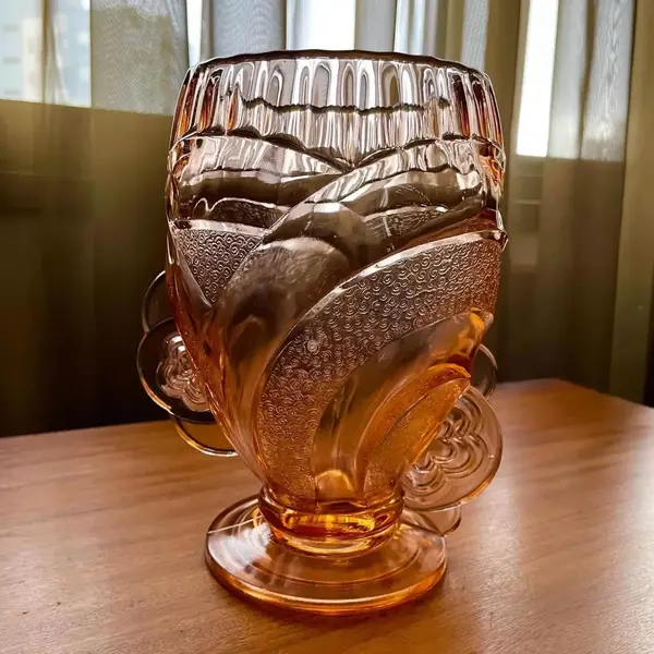 Foto de um(a) Antigo Vaso Jarro Art Deco Em Vidro Inglês Sowerby Glass, da categoria de Vasos. Sowerby Glass. Antigo e lindo vaso inglês em vidro artístico trabalhado com total influência do período Art Deco. Peça... Mostrado de uma perspectiva diferente. Vendido no marketplace Trésors.